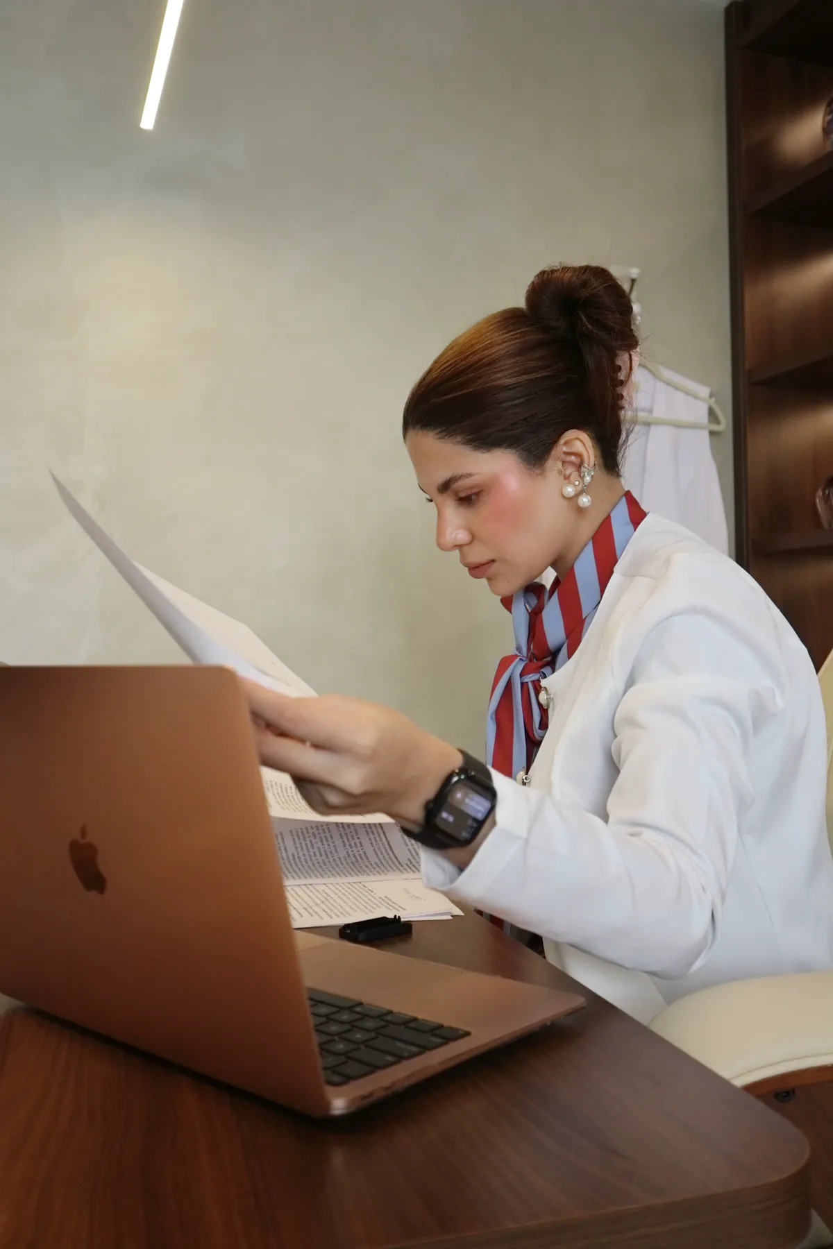 Dra. Anna Gabriella analisando um planejamento facial